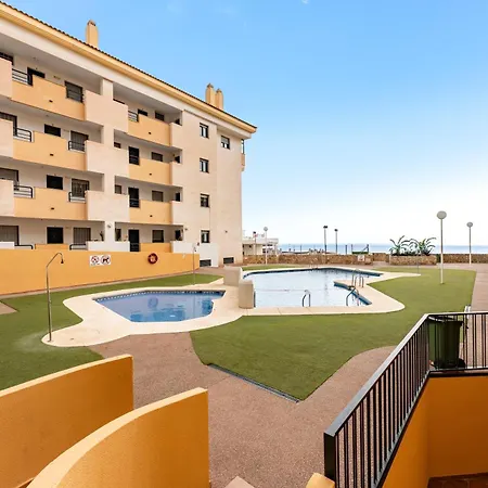 Coastal Comfort 2 Bed, Parking Pool And Terrace Апартаменти