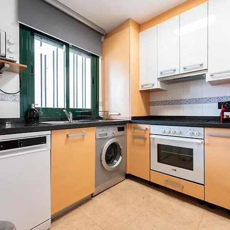 Апартаменти Coastal Comfort 2 Bed, Parking Pool And Terrace *