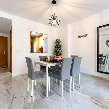 Апартаменти Coastal Comfort 2 Bed, Parking Pool And Terrace Бенальмадена